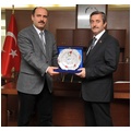 KİMSE YOK MU DERNEĞİ GAZİANTEP ŞUBESİ YÖNETİM KURULU BAŞKANI MUZAFFER ŞİRİN, YENİ YÖNETİM KURULU ÜYELERİ İLE BİRLİKTE ŞAHİNBEY BELEDİYE BAŞKANI MEHMET TAHMAZOĞLU'NU MAKAMINDA ZİYARET EDEREK, YAPILAN VE YAPILACAK OLAN ÇALIŞMALAR HAKKINDA FİKİR ALIŞVERİŞİNDE BULUNDULAR. (GAZİANTEP-İHA) 