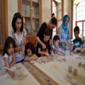 GAZİANTEP VALİLİĞİ KOORDİNESİNDE GAZİANTEP BÜYÜKŞEHİR BELEDİYESİ TARAFINDAN YÜRÜTÜLMEKTE OLAN VE KALKINMA BAKANLIĞI TARAFINDAN SOSYAL DESTEK PROGRAMI (SODES) KAPSAMINDA FİNANSE EDİLEN ÇOCUK SANAT MERKEZİ'NDE ANNELER GÜNÜ DOLAYISIYLA BİR PROGRAM DÜZENLENDİ. (İHA/GAZİANTEP-İHA)