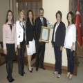 TÜRK ÜNİVERSİTELİ KADINLAR DERNEĞİ GAZİANTEP ŞUBESİ BAŞKANI SEMA TATAR VE DERNEK ÜYELERİ, GAZİANTEP SANAYİ ODASI (GSO) YÖNETİM KURULU BAŞKANI ADİL KONUKOĞLU’NU ZİYARET ETTİ. (İHA/GAZİANTEP-İHA)