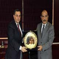BİR DİZİ ZİYARETTE BULUNMAK, TÜRKİYE-AZERBAYCAN ARASINDAKİ TİCARİ İŞBİRLİĞİ GÜÇLENDİRMEK VE AZERBAYCAN’IN TİCARİ PAZARI HAKKINDA BİLGİLER VERMEK İÇİN GAZİANTEP’E GELEN AZERBAYCAN ANKARA BÜYÜKELÇİSİ FAİG BAĞROV, GAZİANTEP TİCARET ODASI YÖNETİM KURULU ÜYELERİYLE BİR ARAYA GELDİ. (KAAN BOZDOĞAN/GAZİANTEP-İHA)