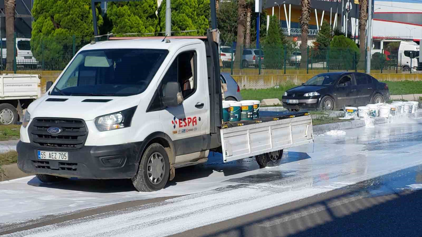 Boya kutuları yola saçıldı, yol beyaza boyandı