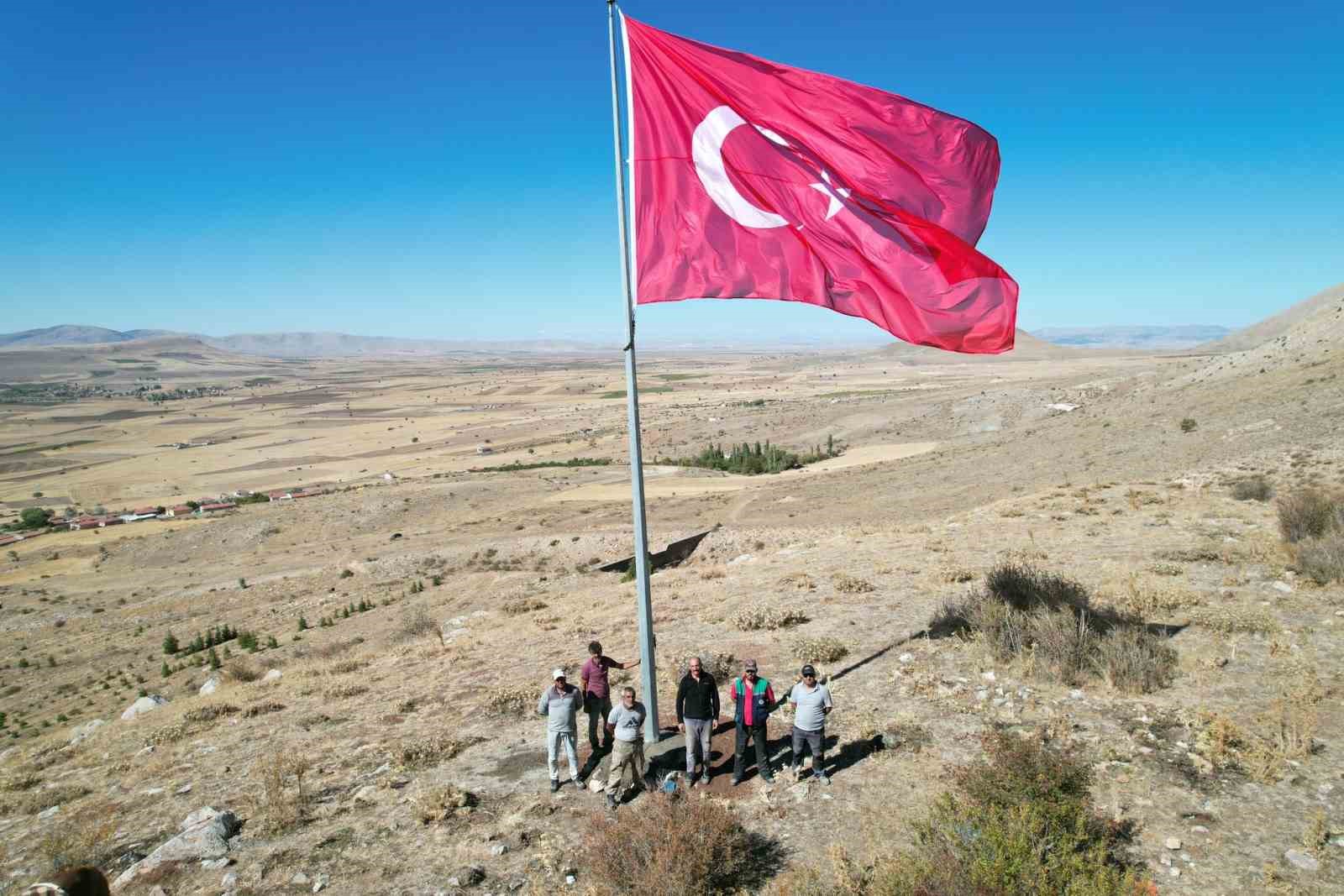 Çanakpınar mahallesinin zirvesine dev Türk Bayrağı asıldı