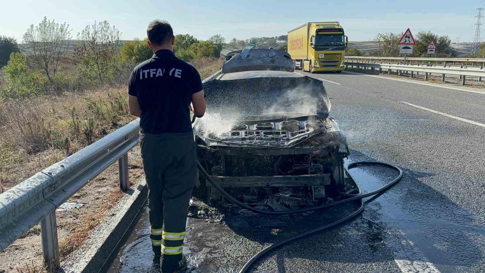 Seyir halindeki otomobil yanarak küle döndü