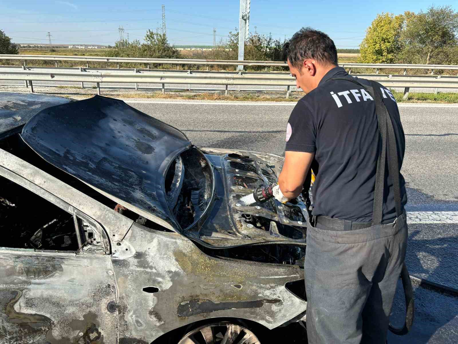 Seyir halindeki otomobil yanarak küle döndü