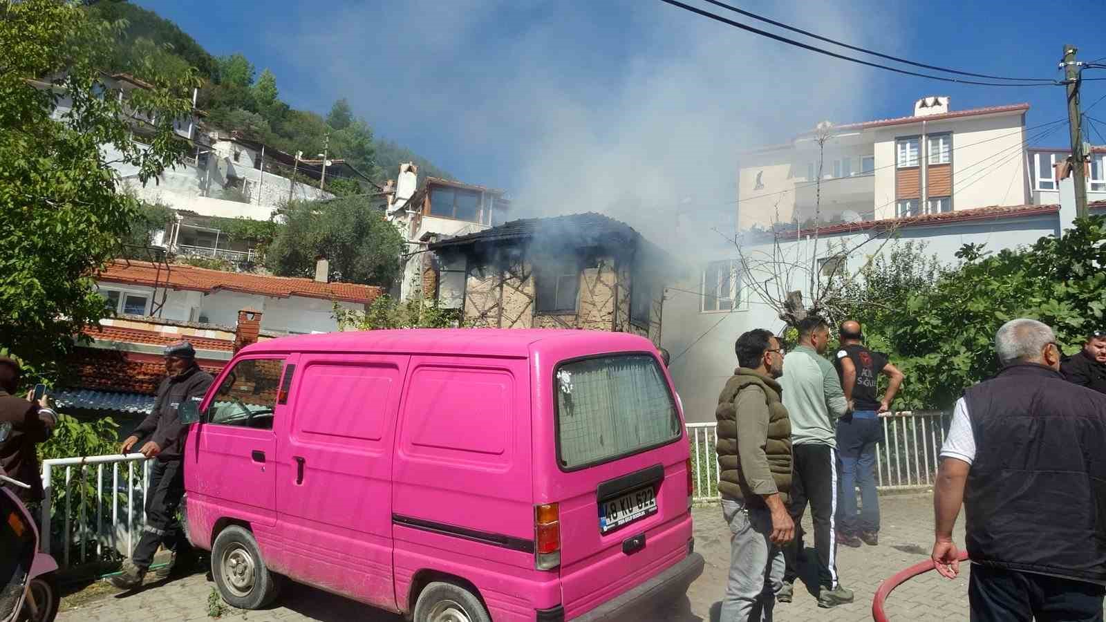 Muğla’da metruk binada yangın paniği - 2