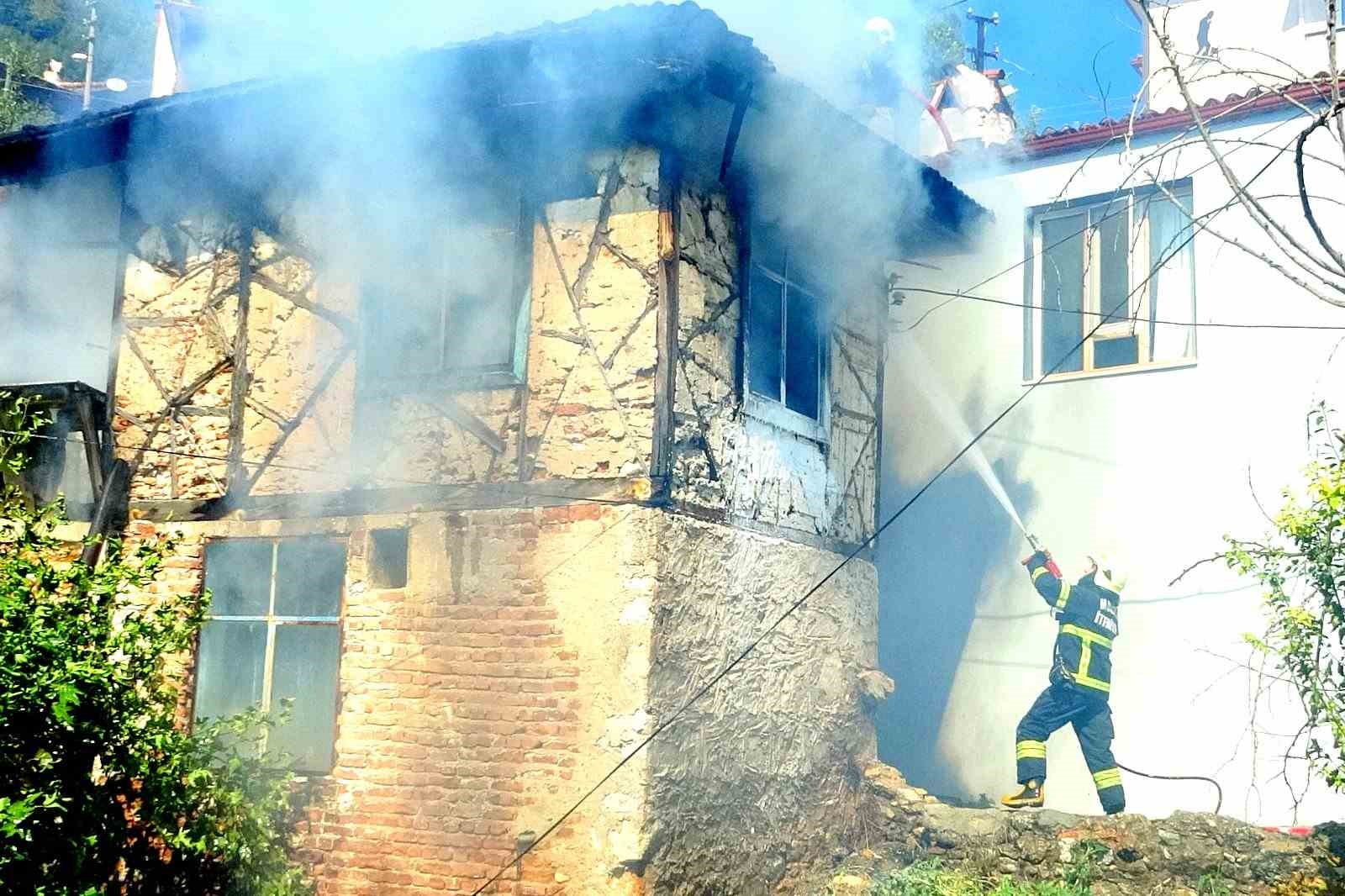 Muğla’da metruk binada yangın paniği