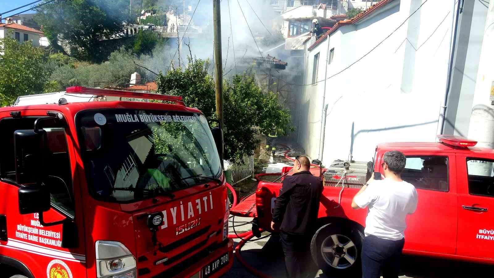 Muğla’da metruk binada yangın paniği - 4