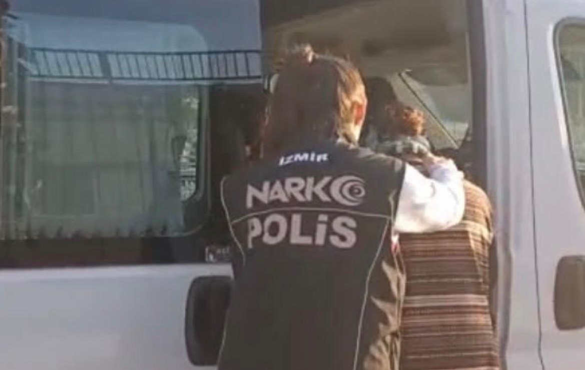 Zehir taciri suçüstü yakalandı: 22 yılla aranan firari çıktı