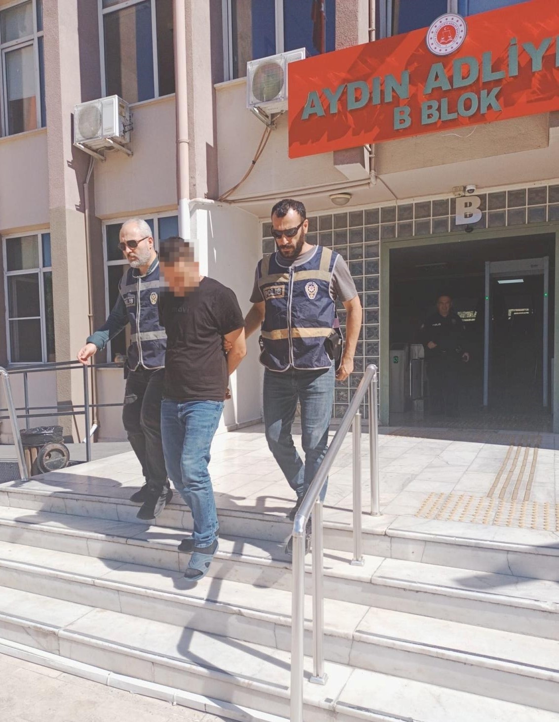 Polis kapıyı kırdı, kadını kurtardı