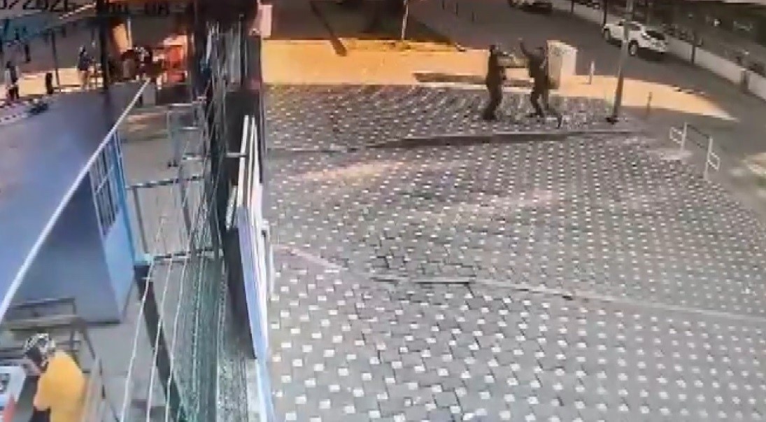 Okul önünde bekçiye saldırdı, öğretmen olduğu ortaya çıktı