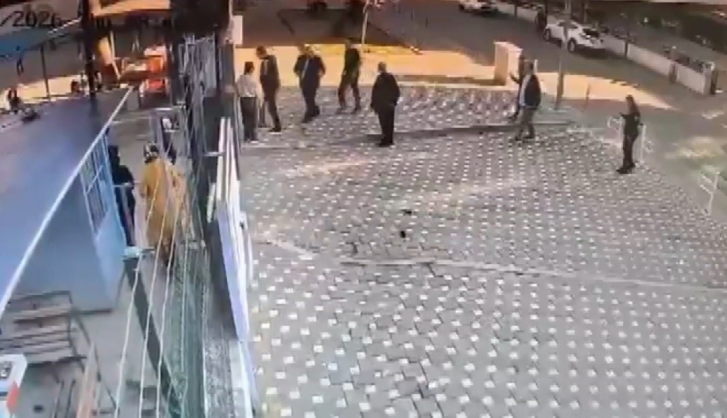 Okul önünde bekçiye saldırdı, öğretmen olduğu ortaya çıktı - 2