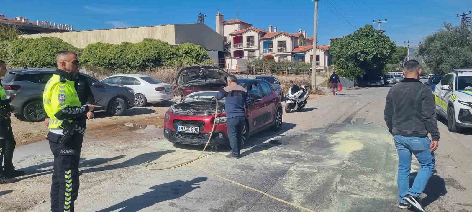 Muğla’da seyir halindeki otomobilde yangın çıktı - 3