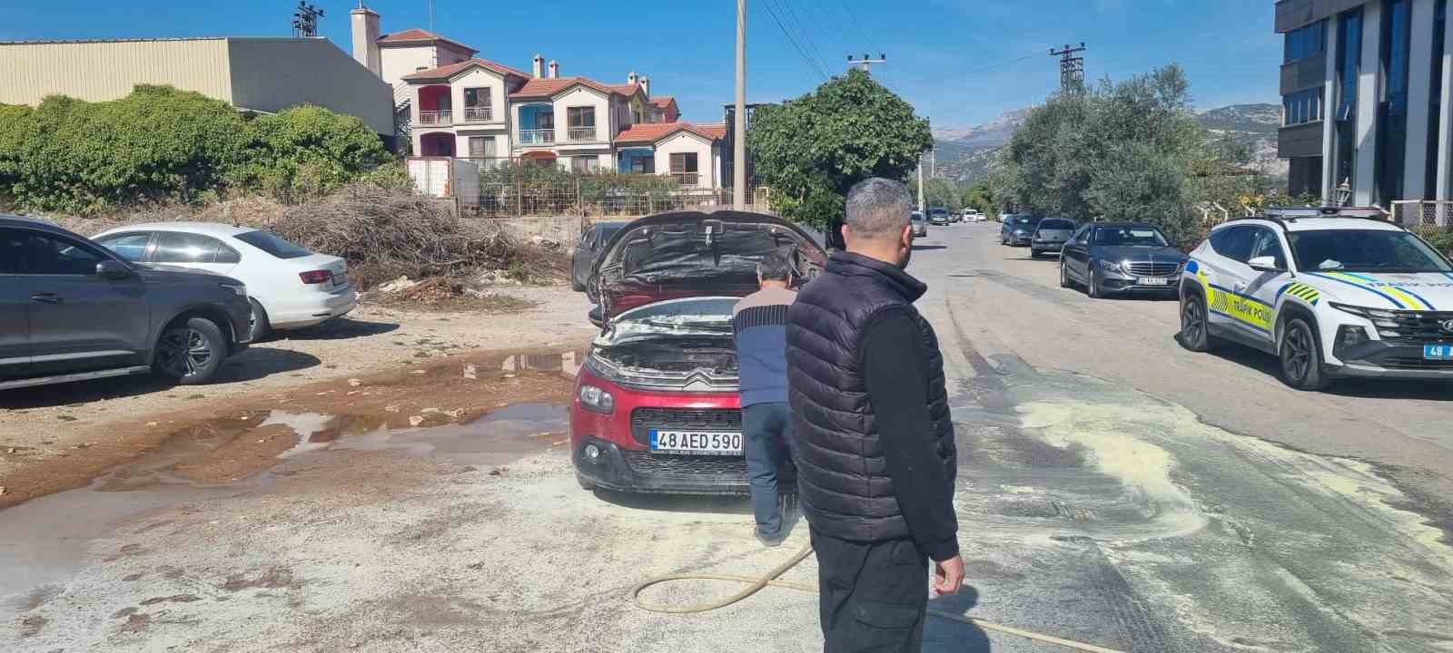 Muğla’da seyir halindeki otomobilde yangın çıktı - 2
