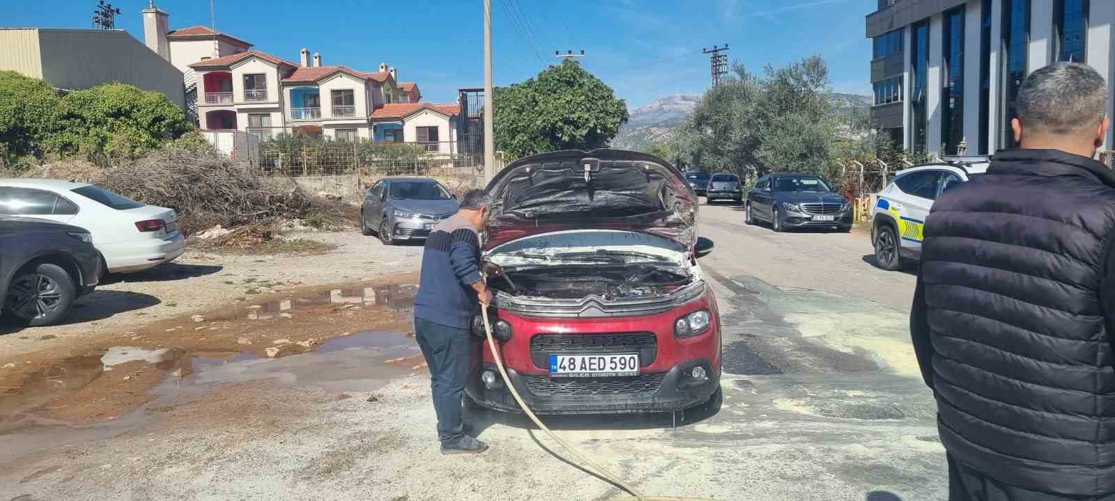 Muğla’da seyir halindeki otomobilde yangın çıktı - 4